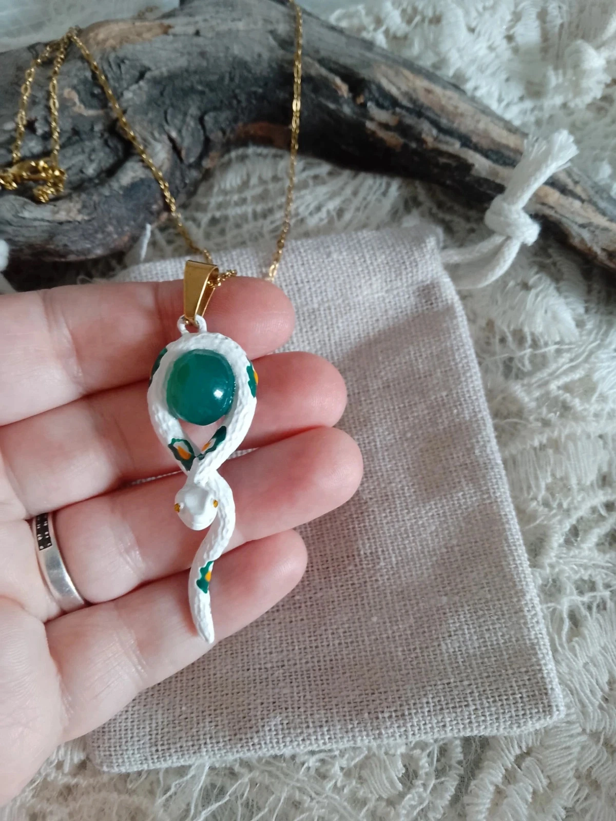 Collar de serpiente blanco con piedra natural verde – photo 3